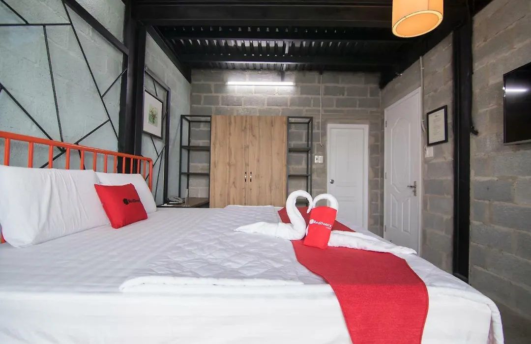 Reddoorz Plus @ Ung Van Khiem Street-1